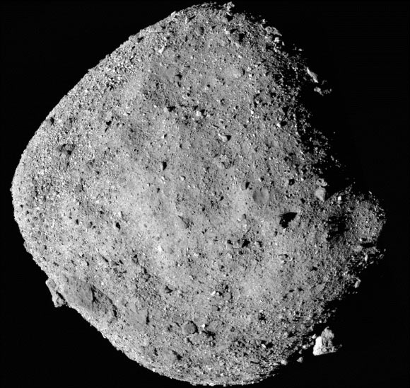 Cette image mosaïque d'Astéroïdes Bennu est composée de 12 images collectées le 2 décembre 2018 par l'instrument Polycam d'Osiris-REX à partir d'une portée de 15 miles (24 km). Crédit d'image: NASA / NASA's Goddard Space Flight Center / University of Arizona.