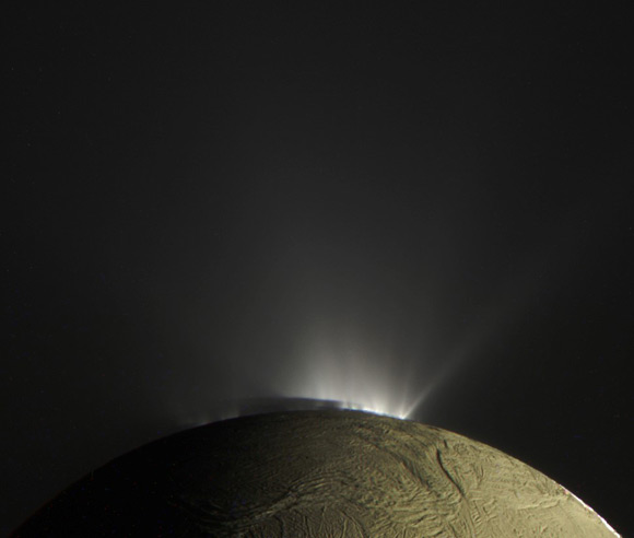 Encelade, la lune de Saturne, avec un panache. Crédit image : NASA / JPL-Caltech / SSI / Kevin M. Gill.