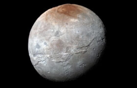 La lune Charon de Pluton pourrait encore ralentir sa rotation, selon une étude
